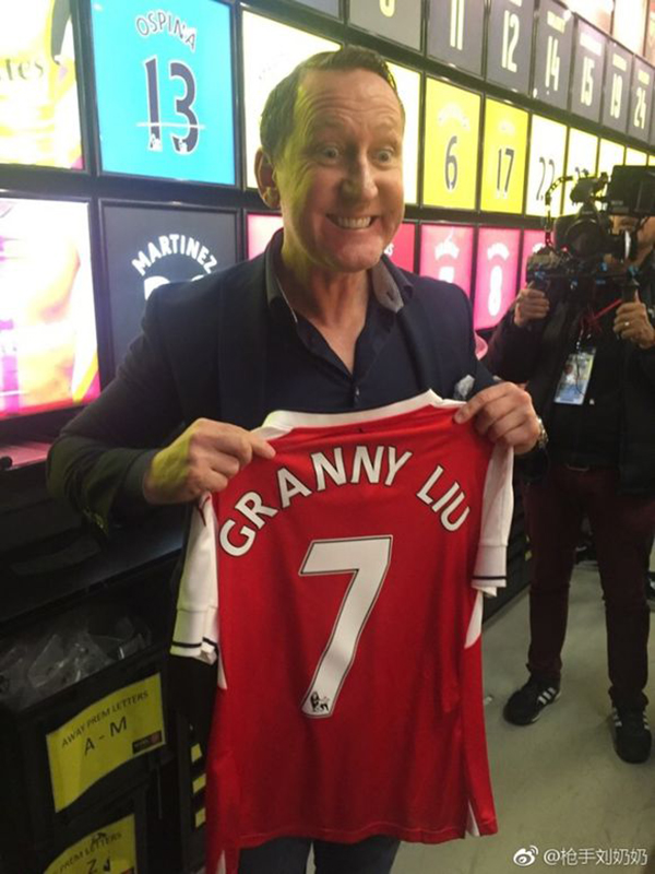 对话“枪迷”刘奶奶：80岁了，我把一腔热血献给阿森纳