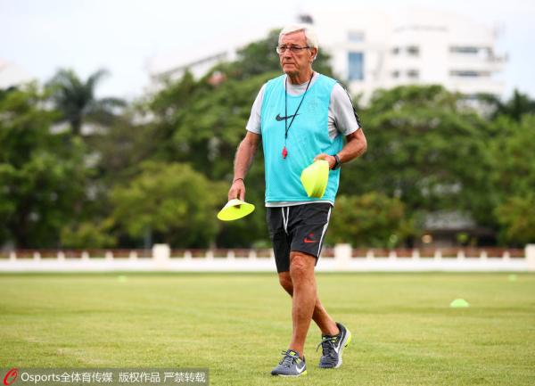 国足战泰国演练多种战术，70岁里皮游泳骑车调整心情