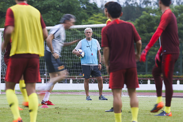 国足战泰国演练多种战术，70岁里皮游泳骑车调整心情