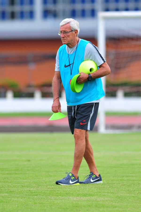 国足战泰国演练多种战术，70岁里皮游泳骑车调整心情
