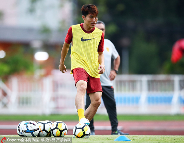 国足战泰国演练多种战术，70岁里皮游泳骑车调整心情