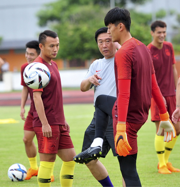 国足战泰国演练多种战术，70岁里皮游泳骑车调整心情