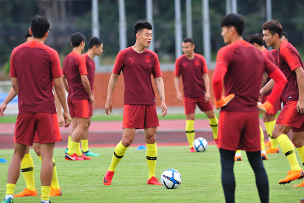 国足战泰国演练多种战术，70岁里皮游泳骑车调整心情