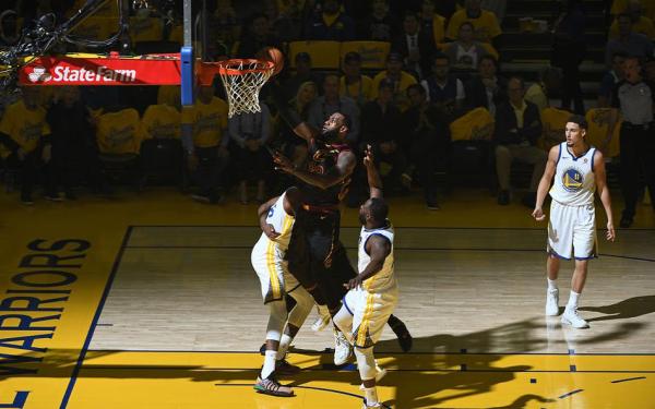 詹姆斯51分！骑士总决赛加时不敌勇士，皇帝只是败给了JR