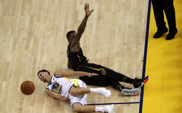 詹姆斯51分！骑士总决赛加时不敌勇士，皇帝只是败给了JR