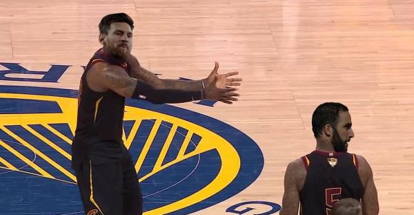 火成表情包的JR是怎样的存在，他只是一个神经刀吗