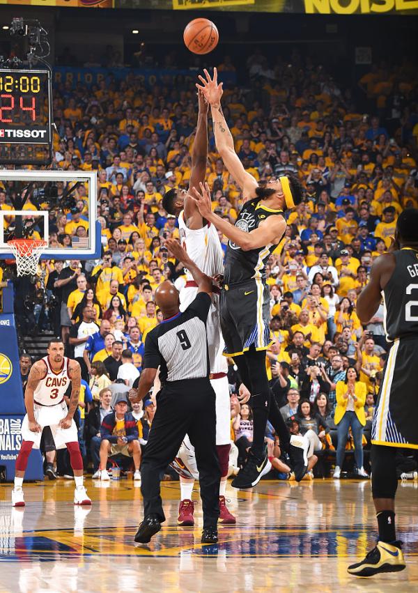 勇士2比0骑士！库里33分手感逆天，JR获全场MVP呼喊