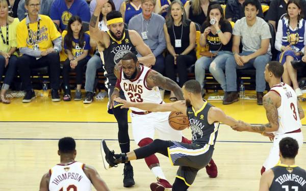 勇士2比0骑士！库里33分手感逆天，JR获全场MVP呼喊