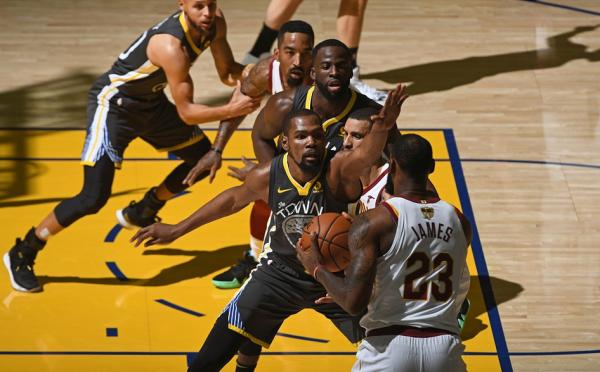 勇士2比0骑士！库里33分手感逆天，JR获全场MVP呼喊