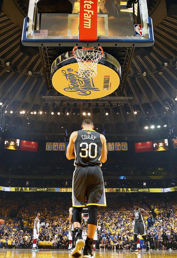 勇士2比0骑士！库里33分手感逆天，JR获全场MVP呼喊