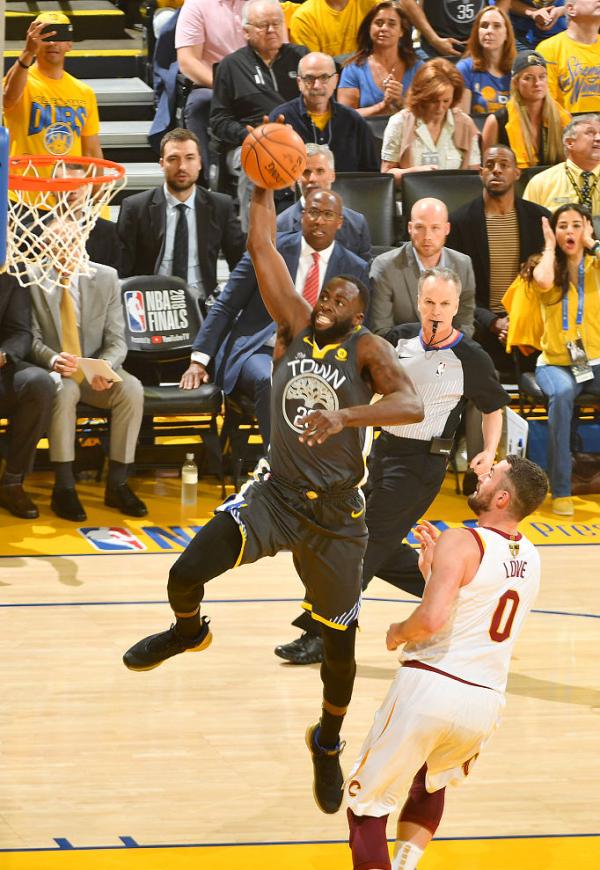 勇士2比0骑士！库里33分手感逆天，JR获全场MVP呼喊