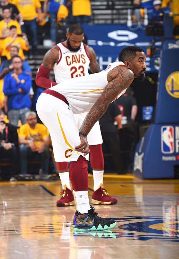 勇士2比0骑士！库里33分手感逆天，JR获全场MVP呼喊