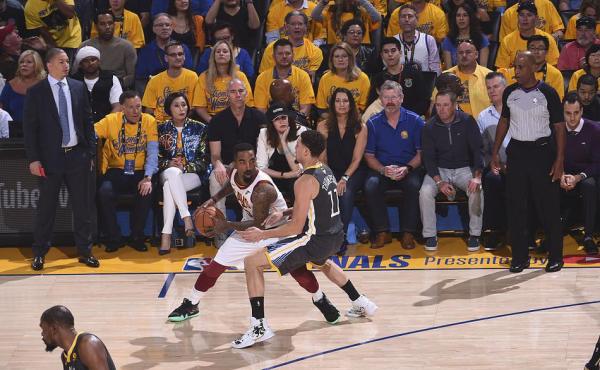 勇士2比0骑士！库里33分手感逆天，JR获全场MVP呼喊