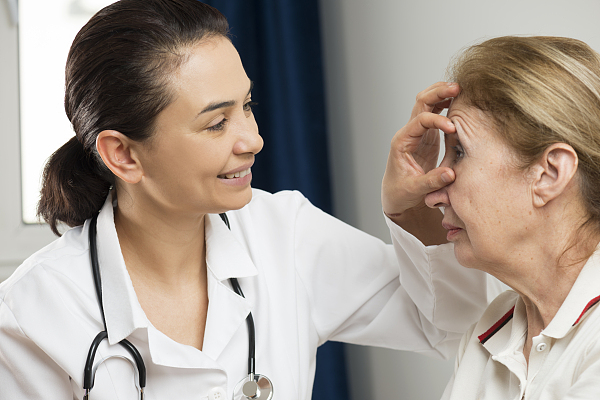 爱眼日｜白内障要不要等“熟了”再手术？科普活动为患者解疑