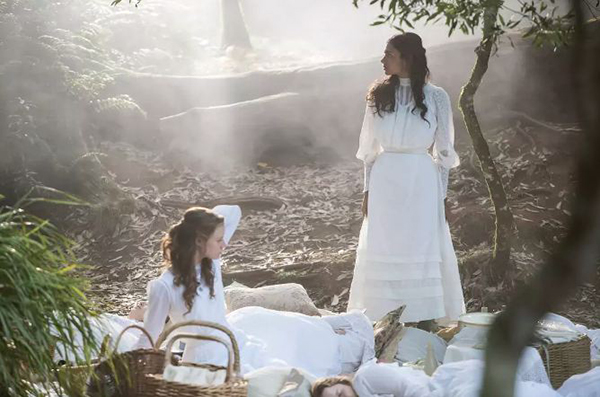 《悬崖下的野餐》：失踪的女学生，再也找不回来了