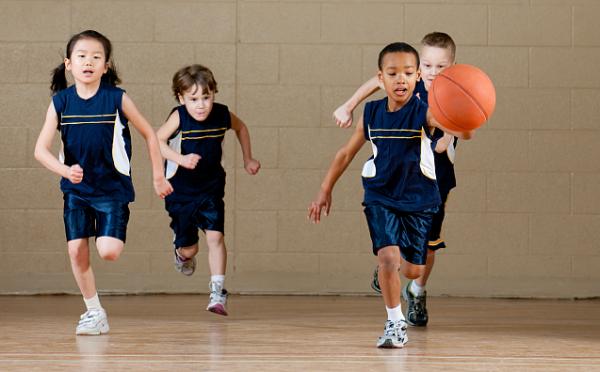 锻炼孩子社交能力，可能就打场篮球这么简单