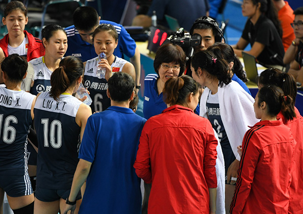 中国女排遭美国连扳10分逆转，郎平：我也不知道发生了什么