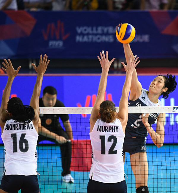 中国女排遭美国连扳10分逆转，郎平：我也不知道发生了什么