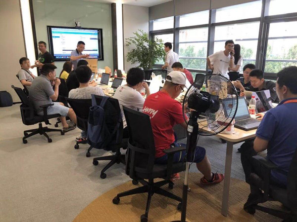 上海电影节｜开票5分钟售出15万张票，影迷去影城打卡留念