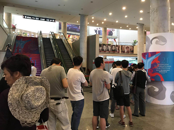 上海电影节｜开票5分钟售出15万张票，影迷去影城打卡留念