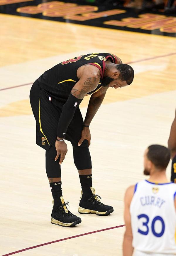 勇士4比0横扫骑士卫冕总冠军，詹姆斯还会留在家乡吗