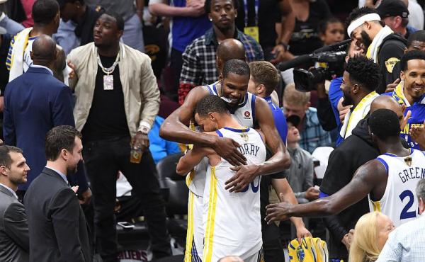 勇士4比0横扫骑士卫冕总冠军，詹姆斯还会留在家乡吗