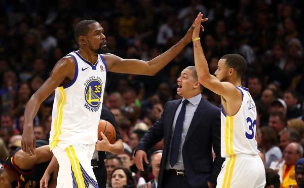 勇士4比0横扫骑士卫冕总冠军，詹姆斯还会留在家乡吗