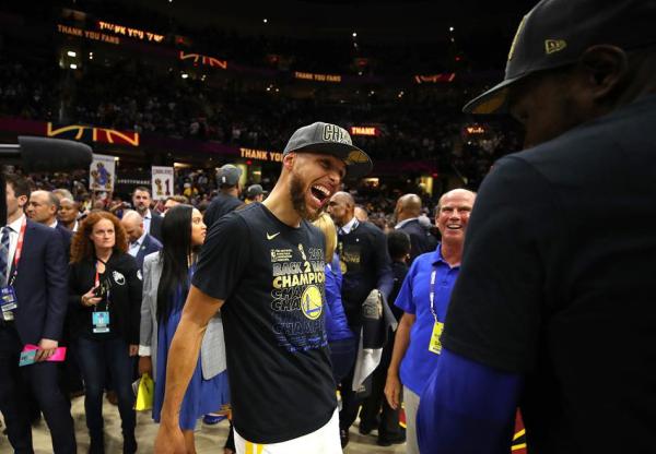 勇士4比0横扫骑士卫冕总冠军，詹姆斯还会留在家乡吗