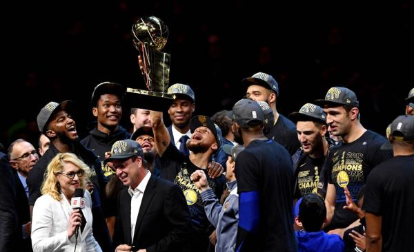 勇士4比0横扫骑士卫冕总冠军，詹姆斯还会留在家乡吗