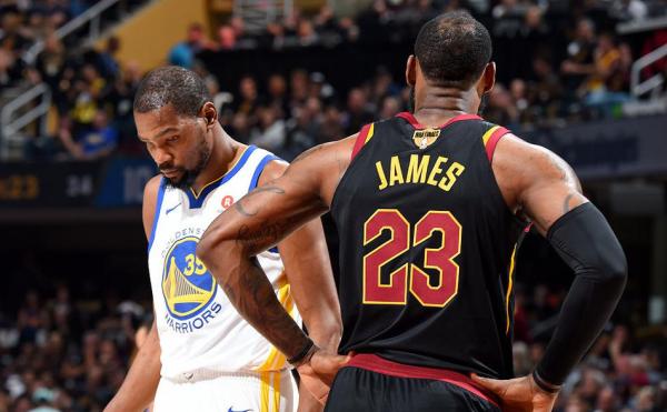 勇士4比0横扫骑士卫冕总冠军，詹姆斯还会留在家乡吗