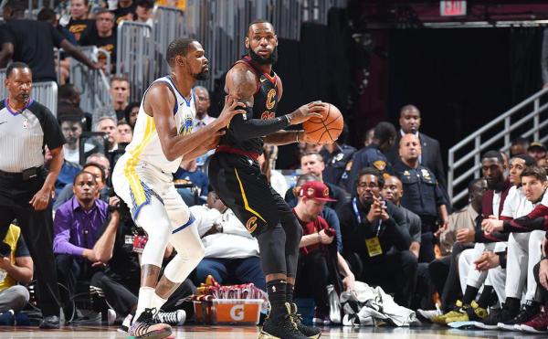 勇士4比0横扫骑士卫冕总冠军，詹姆斯还会留在家乡吗