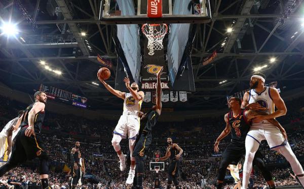 勇士4比0横扫骑士卫冕总冠军，詹姆斯还会留在家乡吗