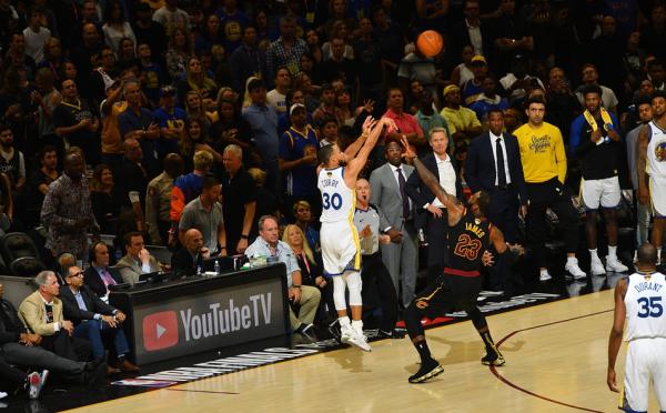 勇士4比0横扫骑士卫冕总冠军，詹姆斯还会留在家乡吗