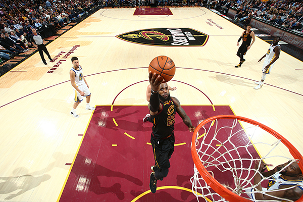 张佳玮｜詹姆斯也阻挡不了历史大潮，33岁的他又要转型了？