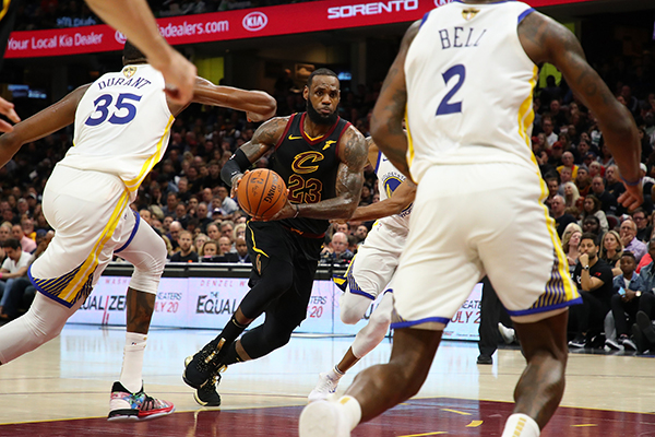 张佳玮｜詹姆斯也阻挡不了历史大潮，33岁的他又要转型了？