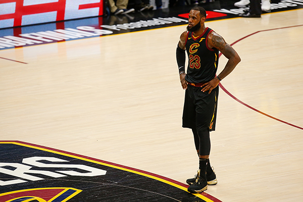 张佳玮｜詹姆斯也阻挡不了历史大潮，33岁的他又要转型了？