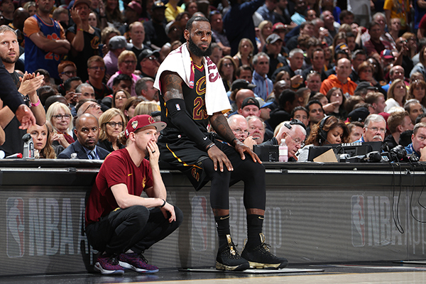 张佳玮｜詹姆斯也阻挡不了历史大潮，33岁的他又要转型了？