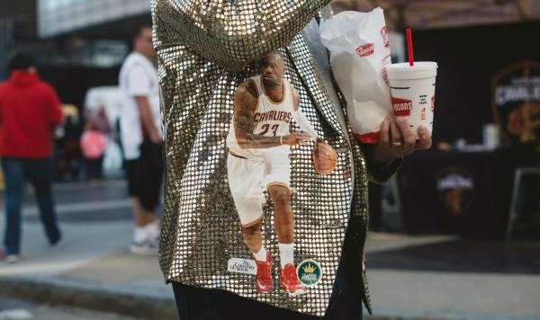 连骑士球迷也支持詹姆斯离去，这四年他为克利夫兰做得够多了