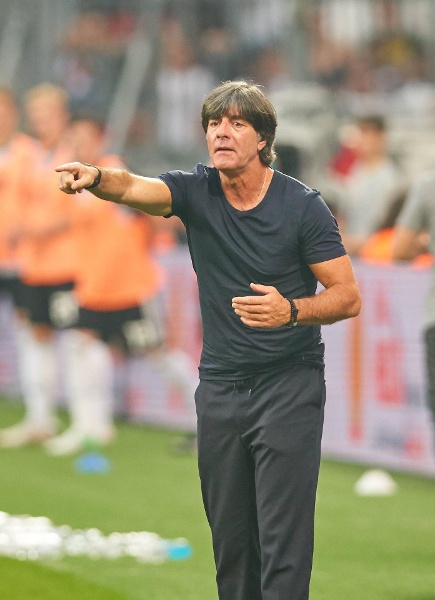 压力超大，赚钱挺少，我们对世界杯主帅是有些误解