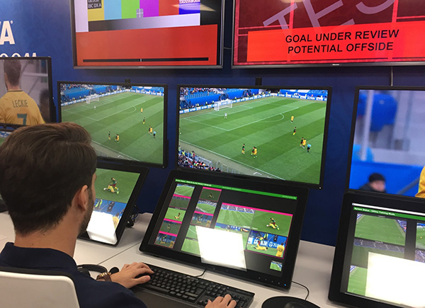 世界杯裁判集体亮相训练场，此前有人因索贿被国际足联开除