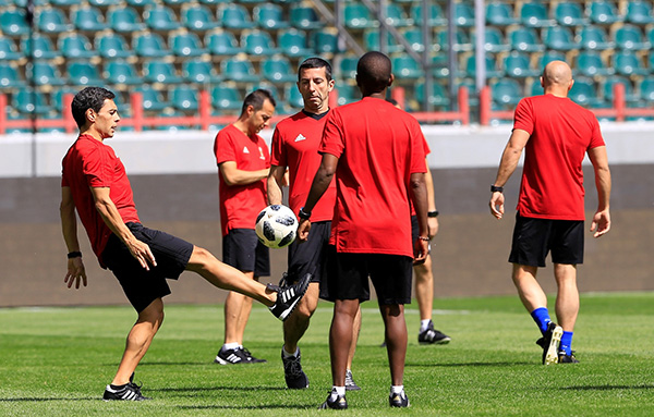 世界杯裁判集体亮相训练场，此前有人因索贿被国际足联开除