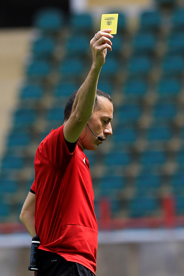 世界杯裁判集体亮相训练场，此前有人因索贿被国际足联开除