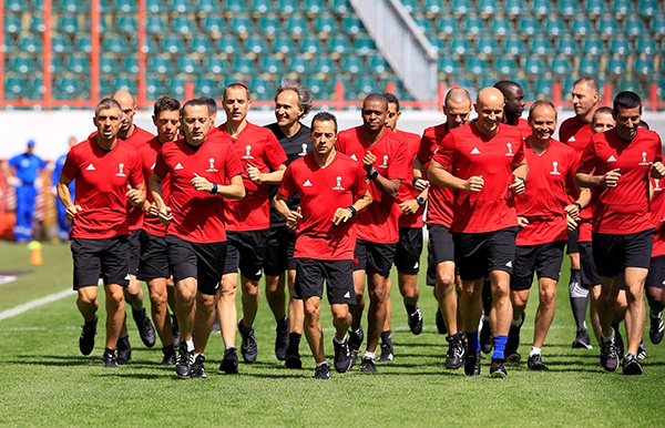 世界杯裁判集体亮相训练场，此前有人因索贿被国际足联开除