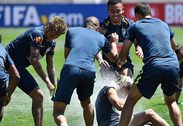 巴西队首次公开训练气氛轻松，往头上扣鸡蛋为库蒂尼奥庆生