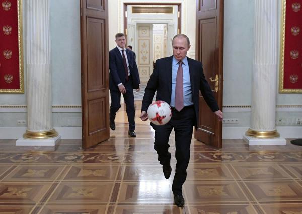 这些国家政要都为足球痴狂，最厉害的得数法国总统？