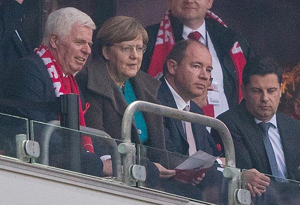 这些国家政要都为足球痴狂，最厉害的得数法国总统？