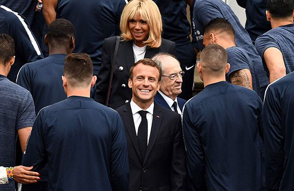 这些国家政要都为足球痴狂，最厉害的得数法国总统？