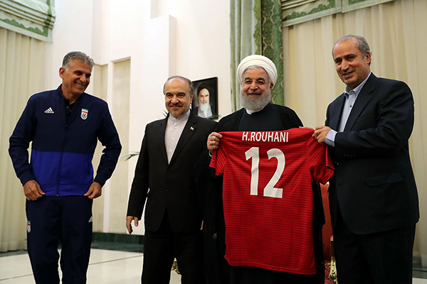 这些国家政要都为足球痴狂，最厉害的得数法国总统？