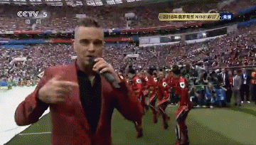 世界杯开幕式惊现不雅动作，英国歌星竟向镜头比中指