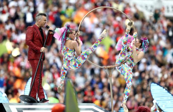 世界杯开幕式惊现不雅动作，英国歌星竟向镜头比中指